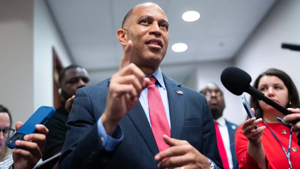 Hakeem Jeffries u razgovoru s medijima.