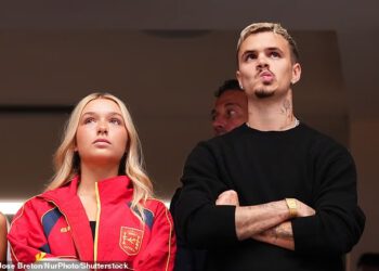 Harper Beckham, 15, zabija Victorijino Posh Spice durenje dok nosi jaknu iz Romeove etikete za podršku Španjolskoj tijekom polufinala Svjetskog prvenstva