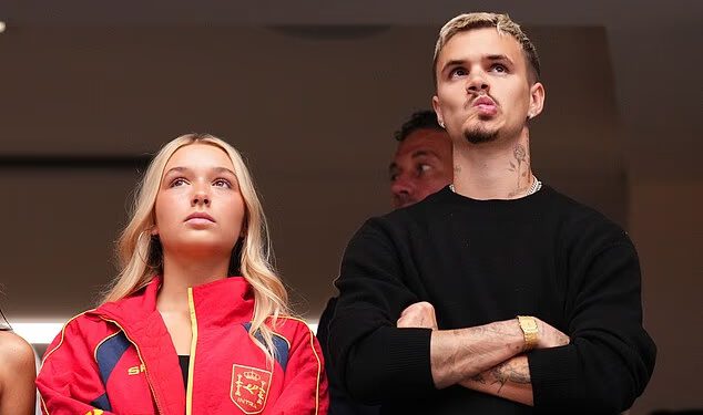 Harper Beckham, 15, zabija Victorijino Posh Spice durenje dok nosi jaknu iz Romeove etikete za podršku Španjolskoj tijekom polufinala Svjetskog prvenstva