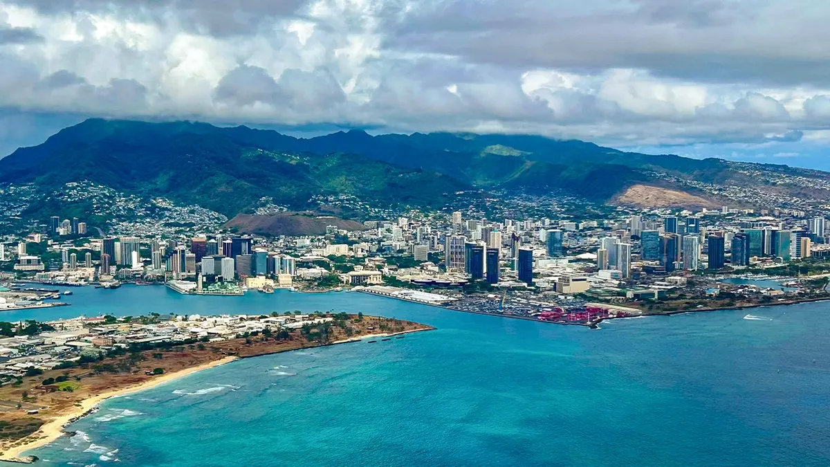 Honolulu, na južnoj obali otoka Oahu, glavni je grad Havaja i ulaz u ovaj američki otočni lanac u Tihom oceanu.