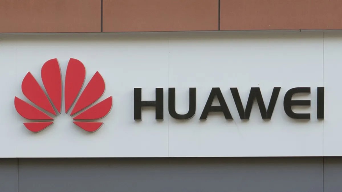 Pogled sprijeda na glavnu trgovinu kineske marke mobilnih telefona Huawei u Kini