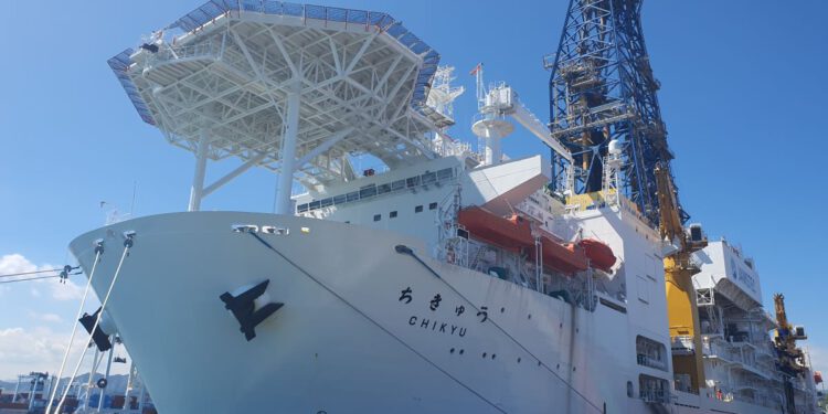 Japan štiti svoju Ahilovu petu kopajući 6 kilometara ispod mora