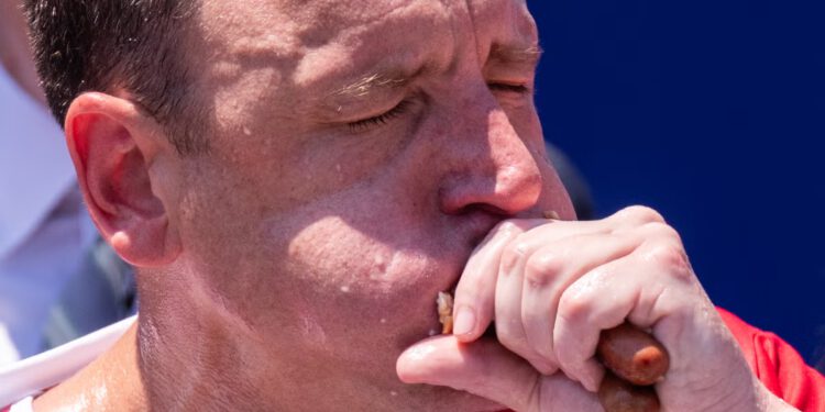 Joey Chestnut brani rekord u jedenju hrenovki na natjecanju Nathan’s Famous nakon uhićenja zbog povrede