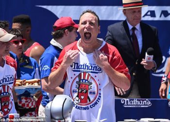 Joey Chestnut plovi do još jedne pobjede na ovogodišnjem Nathanovom natjecanju u jedenju hrenovki 4. srpnja… dok zadržava svoju krunu na Coney Islandu nekoliko mjeseci nakon presude za kaznu.