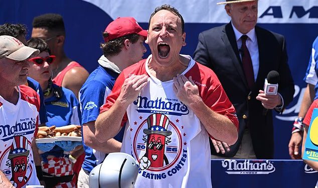 Joey Chestnut plovi do još jedne pobjede na ovogodišnjem Nathanovom natjecanju u jedenju hrenovki 4. srpnja… dok zadržava svoju krunu na Coney Islandu nekoliko mjeseci nakon presude za kaznu.