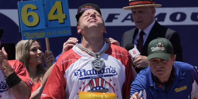 Joey Chestnut proglašen je pobjednikom Nathanovog natjecanja u jedenju hot doga nakon što je pojeo 66 franaka na temperaturi od 100 stupnjeva