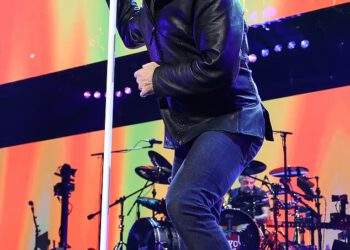 Jon Bon Jovi, 64, naglo prekida koncert u New Yorku i publici govori da je ‘ozlijeđen’ prije nego što napusti pozornicu