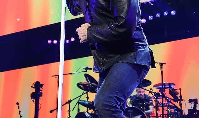 Jon Bon Jovi, 64, naglo prekida koncert u New Yorku i publici govori da je ‘ozlijeđen’ prije nego što napusti pozornicu