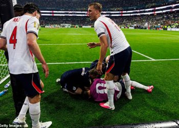 Jordan Henderson otišao je u Meksiko nakon što je pretrpio ozljedu ruke tijekom užasne nesreće – dok njegovi suigrači iz Engleske lete natrag u bazu Kansas City nakon herojske pobjede na Azteci