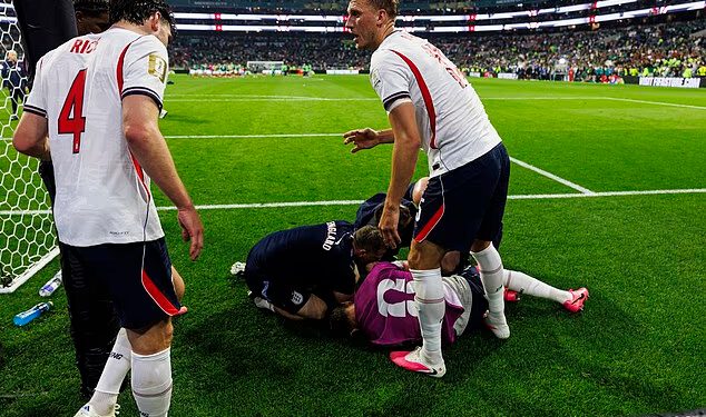 Jordan Henderson otišao je u Meksiko nakon što je pretrpio ozljedu ruke tijekom užasne nesreće – dok njegovi suigrači iz Engleske lete natrag u bazu Kansas City nakon herojske pobjede na Azteci