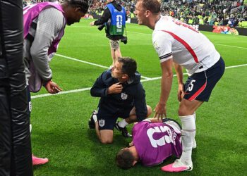 Jordan Henderson pretrpio je ‘stvarno tešku’ čudnu ozljedu u bizarnom padu tijekom slavlja Engleske protiv Meksika na Svjetskom prvenstvu