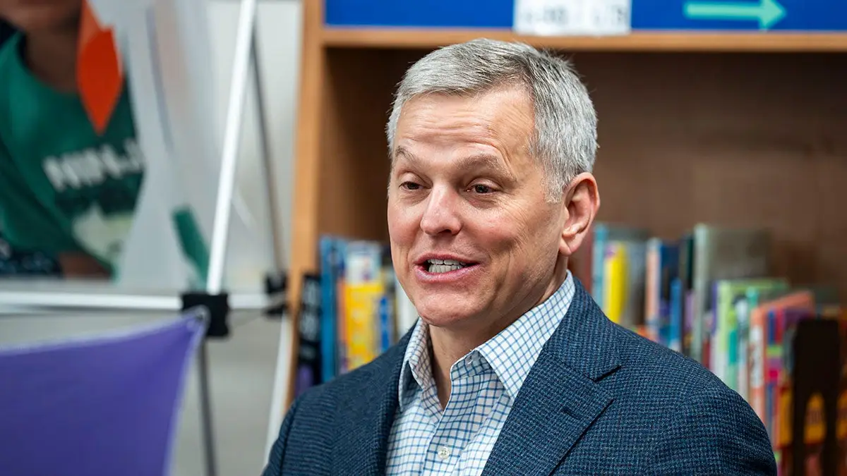 Josh Stein se smiješi