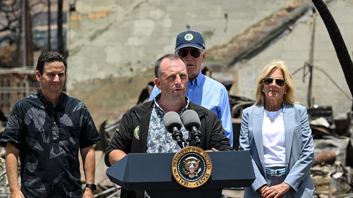 Guverner Havaja Josh Green (C) daje primjedbe dok američki predsjednik Joe Biden sluša tijekom posjeta području opustošenom šumskim požarima u Lahaini na Havajima 21. kolovoza 2023.