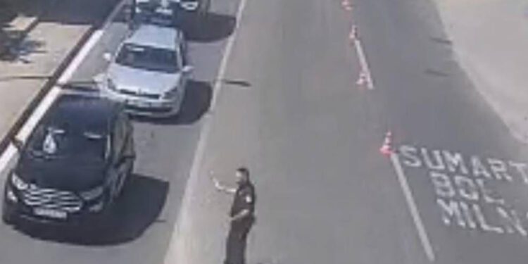 KAOS NA BRAČU Na terenu policajci jer promet je toliko gust!