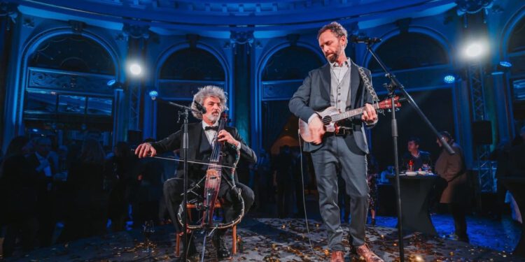 Kad se spoje ukulele, električno violončelo i dvije potpuno otkačene frizure, znate da dolazi “La Papa”