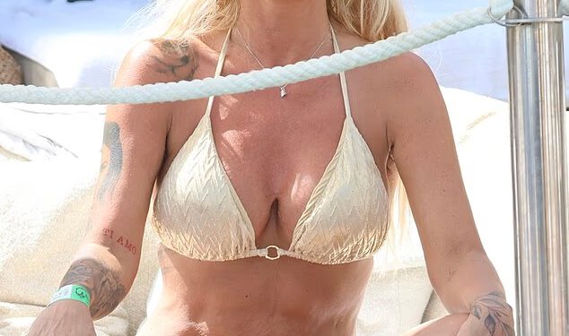 Kerry Katona u bikiniju i njezin dečko Paolo Margaglione uživaju u klubu na plaži u Marbelli nakon što su potvrdili da se seli u Španjolsku