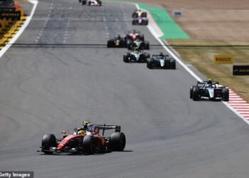 Kimi Antonelli pobjeđuje u sprinterskoj utrci za Veliku nagradu Velike Britanije – pokvarivši domaću zabavu u Silverstoneu dok je nadmašio Lewisa Hamiltona i povećao svoje vodstvo na vrhu prvenstva