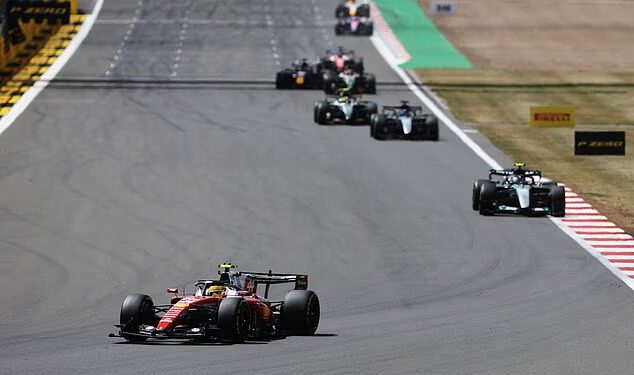 Kimi Antonelli pobjeđuje u sprinterskoj utrci za Veliku nagradu Velike Britanije – pokvarivši domaću zabavu u Silverstoneu dok je nadmašio Lewisa Hamiltona i povećao svoje vodstvo na vrhu prvenstva