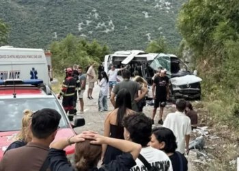 Kombi sletio s ceste kod Kotora: Jedna osoba poginula, 17 ozlijeđenih