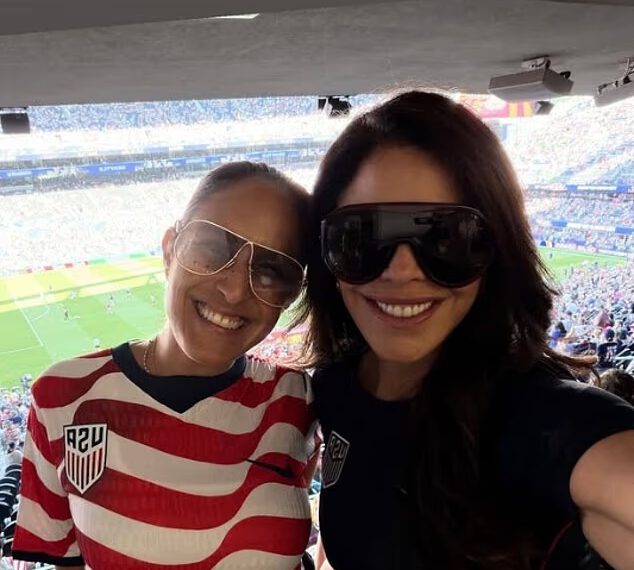 Lauren Sanchez dijeli nasmiješene selfije dok se ona i suprug Jeff Bezos pridružuju američkim navijačima na utakmici Svjetskog prvenstva