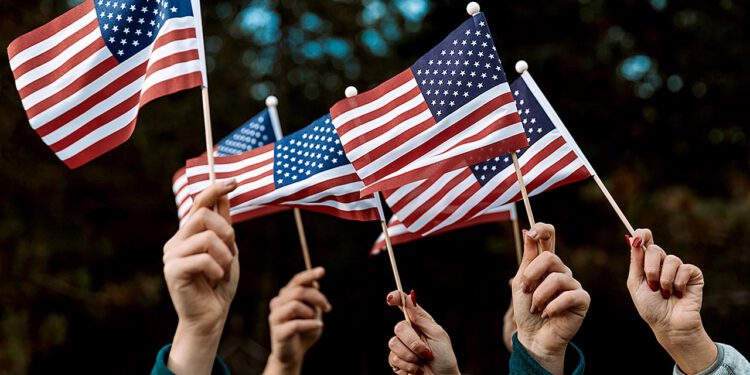 Legalni imigrant izbacio je pravo na državljanstvo po rođenju ispred Amerike250