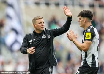 Legenda Newcastlea Alan Shearer otkriva kako je šokiran odlaskom Eddieja Howea i predviđa da će klub ove sezone morati ‘navigirati teškim valovima’