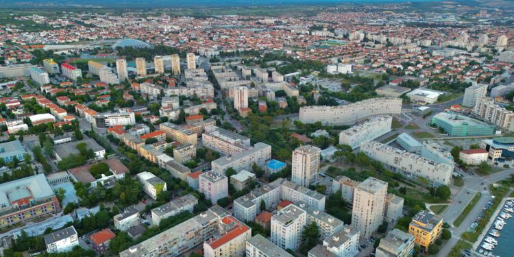 Majka u zadarskoj školi udarila ravnateljicu jer joj je dijetetu iz tjelesnog zaključeno 4! Majka: “Nisam!”
