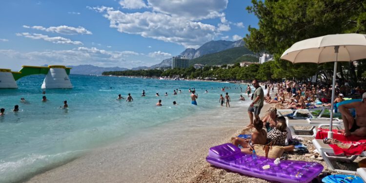 Makarska prva u Hrvatskoj ograničila noćnu prodaju alkohola s ciljem očuvanja mira i reda u gradu
