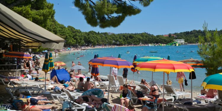 Makarska u punom ljetnom ritmu: Plaže prepune kupača, traži se mjesto više uz more