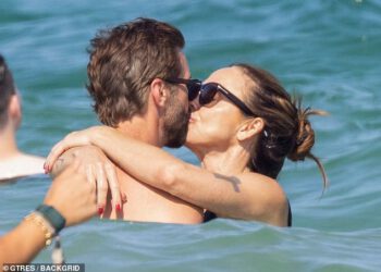 Mel C i novi suprug Chris Dingwall strastveno se ljube tijekom obiteljskog medenog mjeseca na Ibizi dok ona pokazuje svoje nevjerojatno tijelo izbrušeno u teretani u užem bikiniju