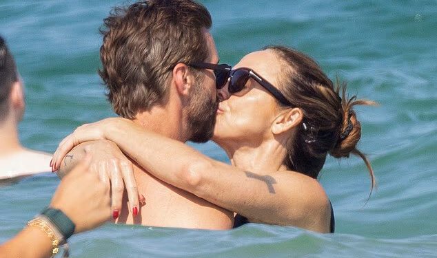 Mel C i novi suprug Chris Dingwall strastveno se ljube tijekom obiteljskog medenog mjeseca na Ibizi dok ona pokazuje svoje nevjerojatno tijelo izbrušeno u teretani u užem bikiniju