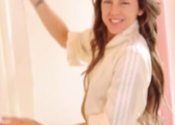 Melanie C dijeli video s vjenčanja na kojem se sprema u prilagođenom Adidas ogrtaču i natikačama dok daje pogled na svoj emotivni govor i ponovno okupljanje Spice Girls na plesnom podiju
