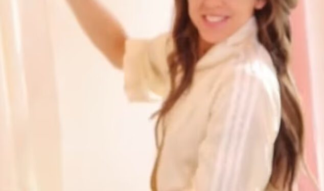 Melanie C dijeli video s vjenčanja na kojem se sprema u prilagođenom Adidas ogrtaču i natikačama dok daje pogled na svoj emotivni govor i ponovno okupljanje Spice Girls na plesnom podiju
