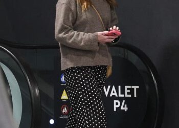 Menadžerica Jackie ‘O’ Henderson, Gemma O’Neill, snuždeno gleda Westfielda u hlačama u stilu pidžame dok bivša zvijezda KIIS FM-a briše svoje podatke za kontakt s Instagrama