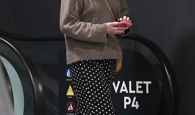 Menadžerica Jackie ‘O’ Henderson, Gemma O’Neill, snuždeno gleda Westfielda u hlačama u stilu pidžame dok bivša zvijezda KIIS FM-a briše svoje podatke za kontakt s Instagrama