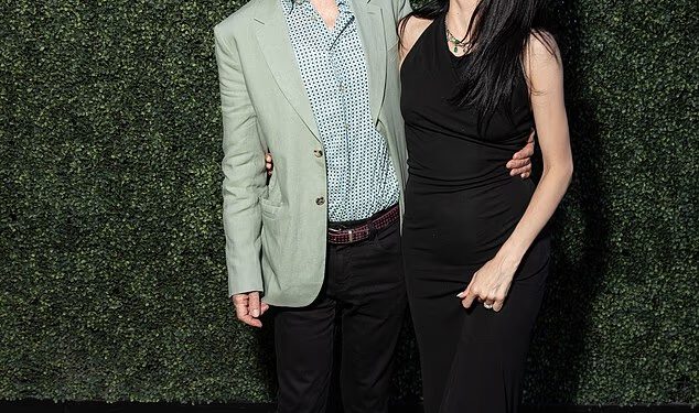 Mick Jagger (82) ne može suzdržati smijeh dok pozira sa zaručnicom Melanie Hamrick (38) na događaju u Kaliforniji nakon što je ostao shrvan nakon poraza Engleske na Svjetskom prvenstvu