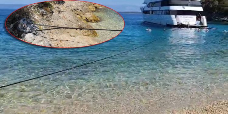 Mini kruzer od 45 metara privezan usred plaže na Korčuli! Ministarstvo najavljuje “Sigurnu plovidbu” – hoće li vidjeti i ovo? Evo što kažu propisi…