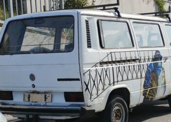 Misteriozni kombi bez tablica seli se po Splitu! Godinama bio na Gripama, sada osvanuo na Pujankama: “Oglušuje se na upozorenja”