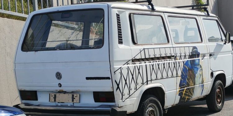 Misteriozni kombi bez tablica seli se po Splitu! Godinama bio na Gripama, sada osvanuo na Pujankama: “Oglušuje se na upozorenja”