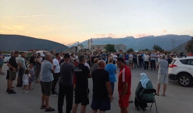 Mještani s Uborka poručili: ‘Dovoz otpada na deponiju ćemo braniti životima’