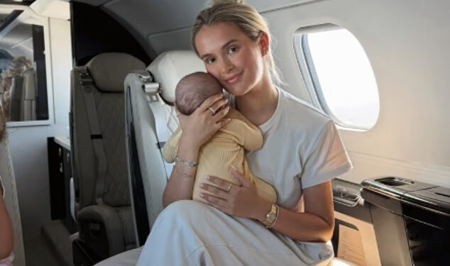 Molly-Mae Hague odvodi novorođenog sina Midu na njegov prvi odmor u prikladno raskošnom stilu privatnim avionom