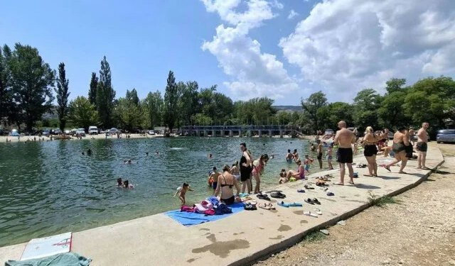 Mostarci traže osvježenje na kupalištima