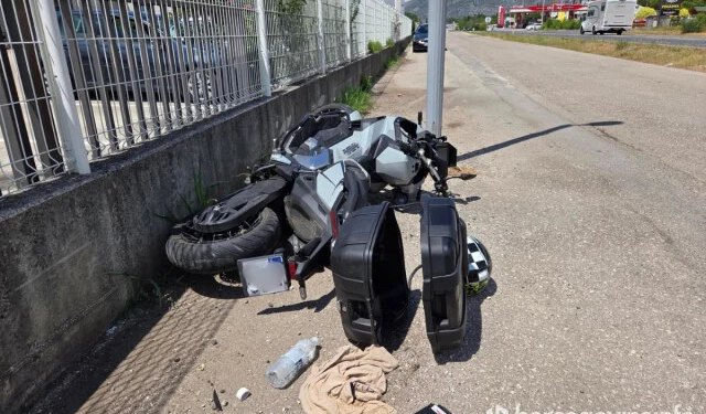 Motociklist iz Hrvatske ozlijeđen pored Mostara, završio izvan kolnika nakon izbjegavanja sudara