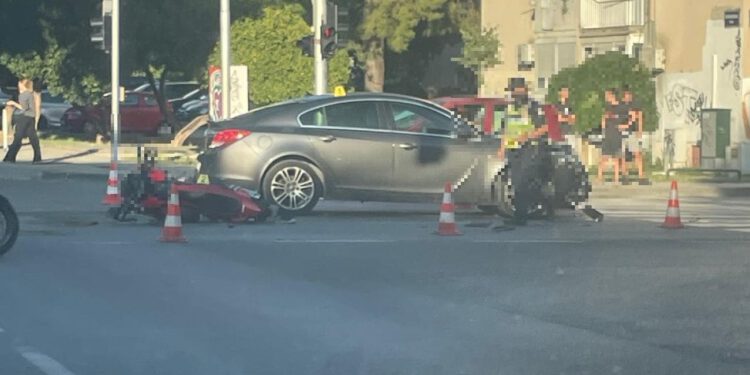 Motociklist ozlijeđen u sudaru u Splitu, prevezen u bolnicu