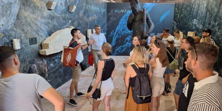 “Možemo živjeti daleko, ali korijeni nas uvijek zovu”: U Split stigli Hrvati iz Mađarske