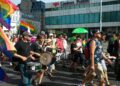 Na LGBT paradi u Berlinu, kombi se zabio u masu; homoseksualac iz CDU-a odstupio jer je koristio surogat majku
