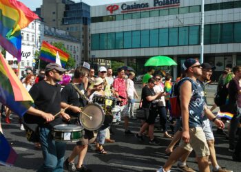 Na LGBT paradi u Berlinu, kombi se zabio u masu; homoseksualac iz CDU-a odstupio jer je koristio surogat majku