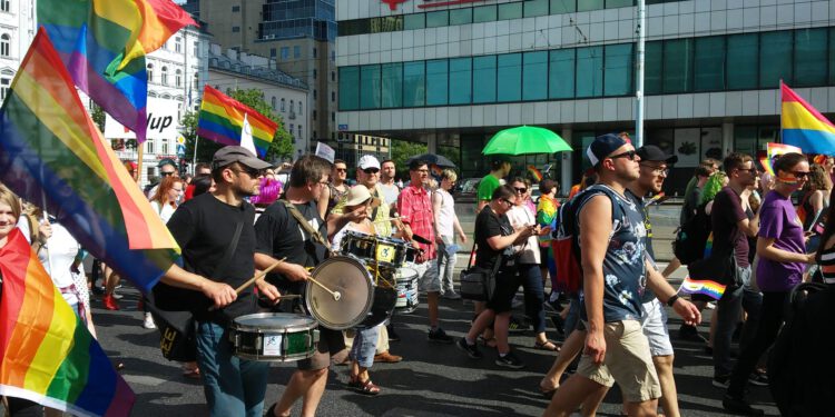 Na LGBT paradi u Berlinu, kombi se zabio u masu; homoseksualac iz CDU-a odstupio jer je koristio surogat majku