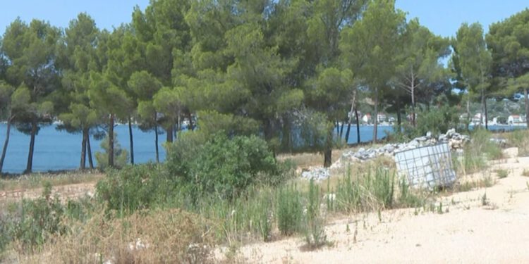 Na mjestu Šimićevog kampa u Tisnom ostale samo prazne parcele