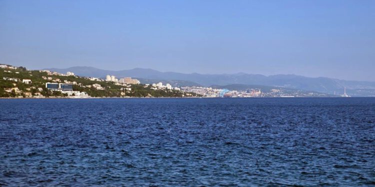 Na sjevernom Jadranu vjetrovito, u Dalmaciji sunčano uz visoke temperature